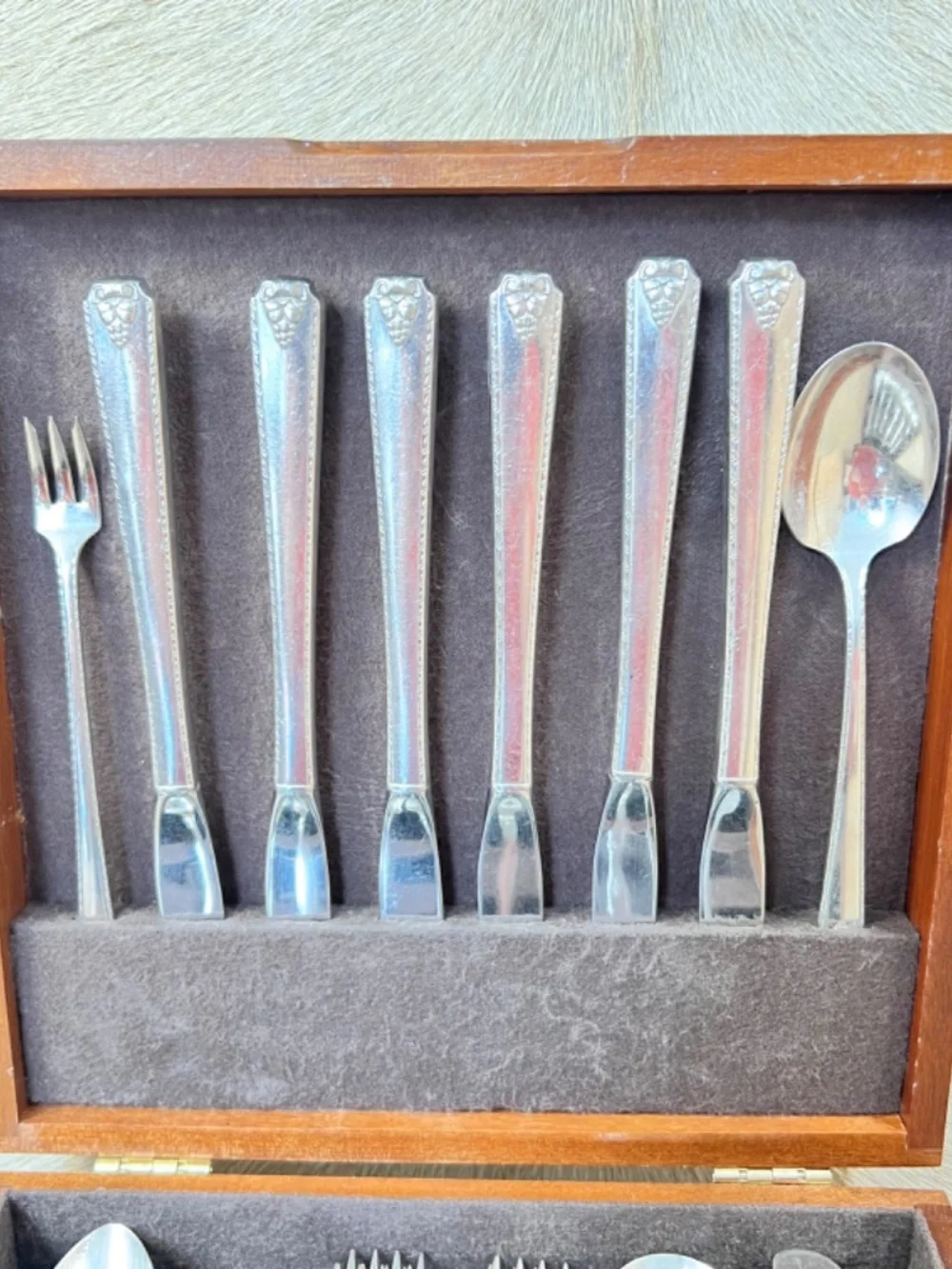Oneida Silver Prestige 1945 'Bordeaux' Silverplate 43-Piece Flatware Set w/ Box